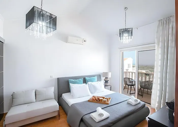 Blue Crystal Seaview Villa *